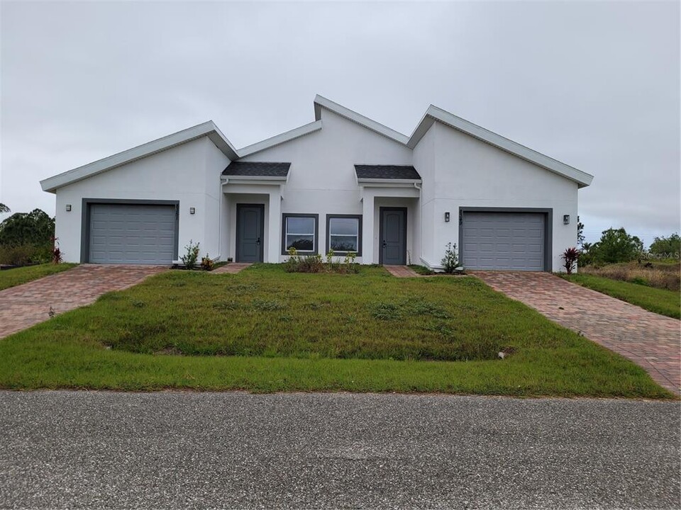 8349 Agate St in Port Charlotte, FL - Foto de edificio