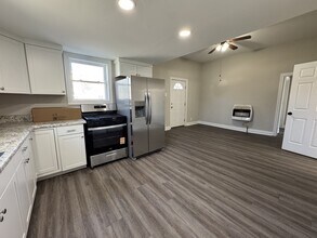 122 N Vine St in Ashland City, TN - Building Photo - Building Photo