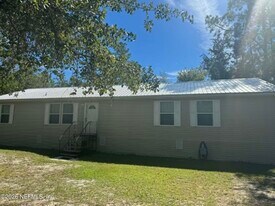 176 Basin Dr in Palatka, FL - Building Photo