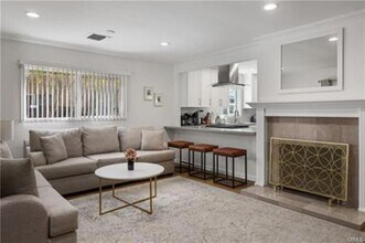 22335 Kittridge St in Los Angeles, CA - Building Photo - Building Photo