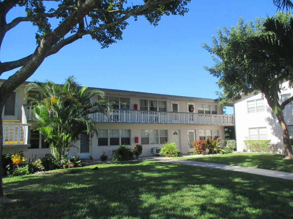 31 Canterbury B in West Palm Beach, FL - Building Photo