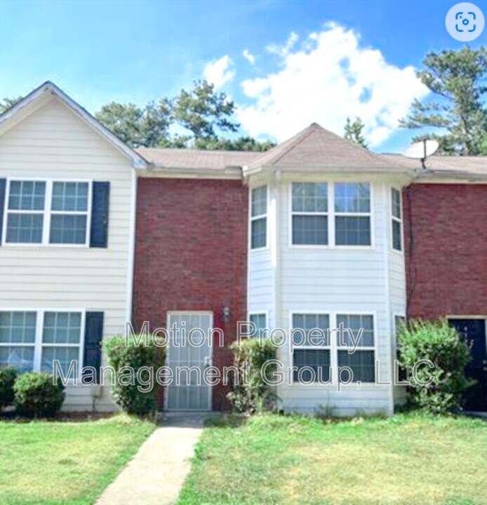 5556 Pineridge Ct in Forest Park, GA - Foto de edificio