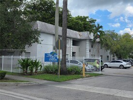 17255 SW 95th Ave in Palmetto Bay, FL - Building Photo