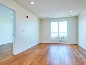 250 Meridian St, Unit 402 in Boston, MA - Building Photo - Building Photo