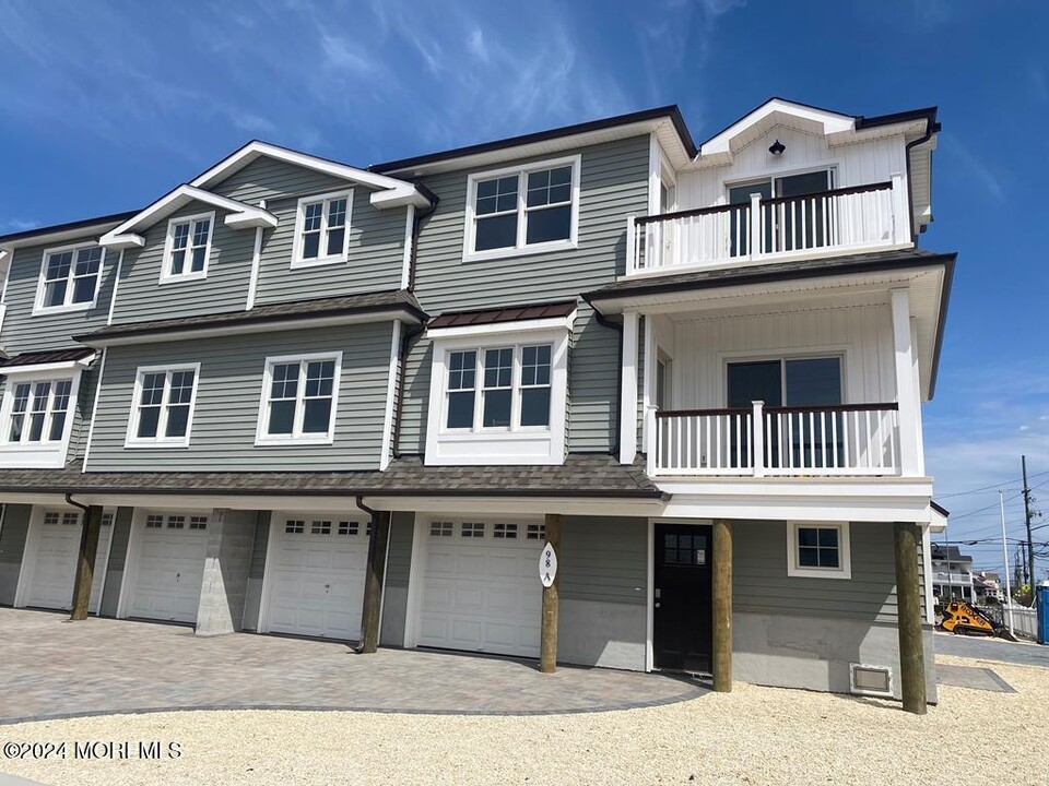 98 Grand Central Ave in Lavallette, NJ - Building Photo