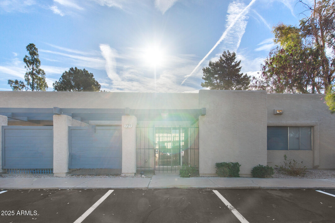 725 S Lebanon Ln in Tempe, AZ - Building Photo