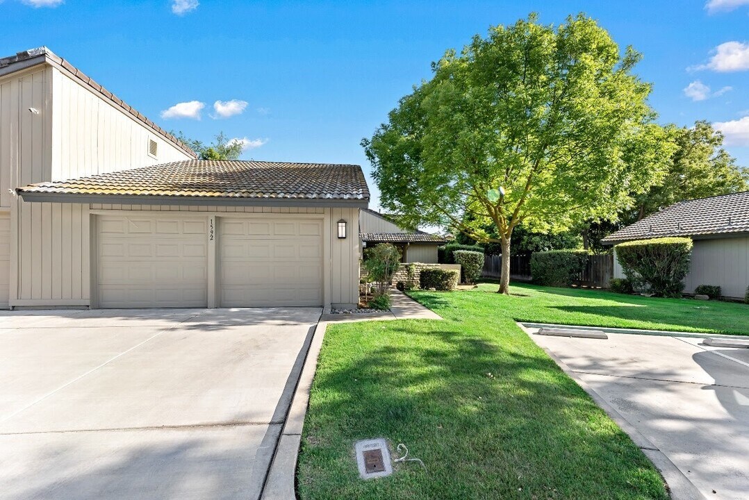 1592 Tollhouse Ln in Clovis, CA - Building Photo