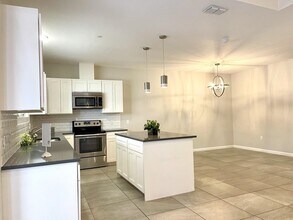 10902 International Blvd in Laredo, TX - Foto de edificio - Building Photo