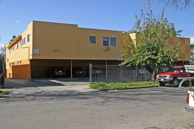 14140 Delano St in Van Nuys, CA - Foto de edificio - Building Photo