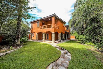 503 W Avon Ct in Laredo, TX - Building Photo - Building Photo