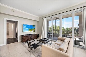 2738 Tiburon Blvd E in Naples, FL - Foto de edificio - Building Photo