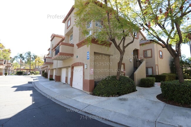 property at 2901 Vía Toscana