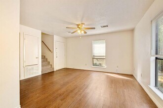 115 S Frio St in Lockhart, TX - Foto de edificio - Building Photo