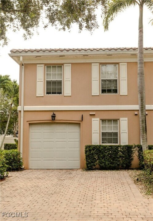 5701 Cove Cir in Naples, FL - Building Photo