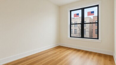 944 N Damen Ave, Unit 2F in Chicago, IL - Foto de edificio - Building Photo