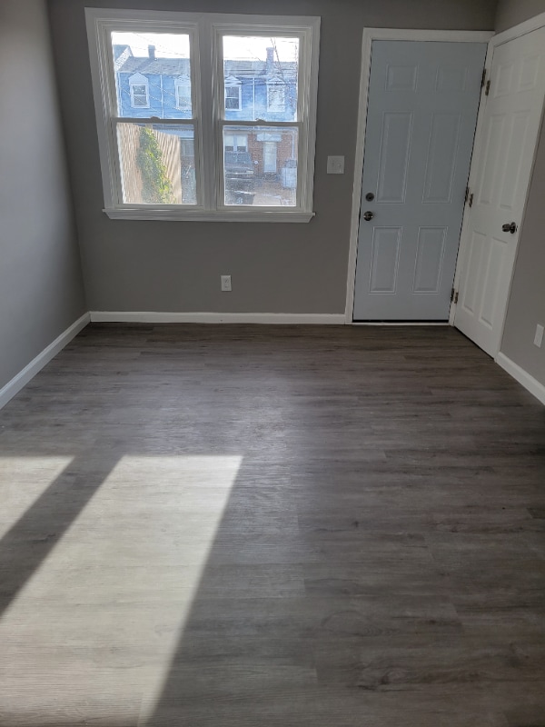 2007 Dineen Dr in Dundalk, MD - Foto de edificio - Building Photo