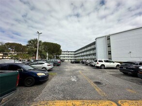 1351 NE 191st St in Miami, FL - Foto de edificio - Building Photo