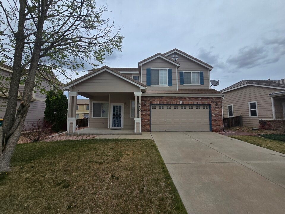 19653 E 58th Dr in Aurora, CO - Foto de edificio