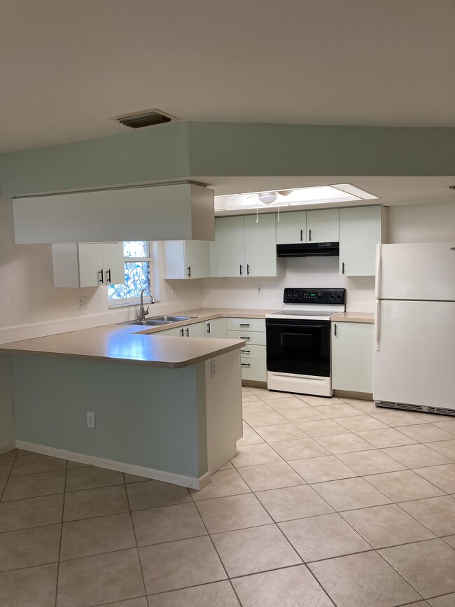 1344 SE 1st Pl in Cape Coral, FL - Building Photo - Building Photo