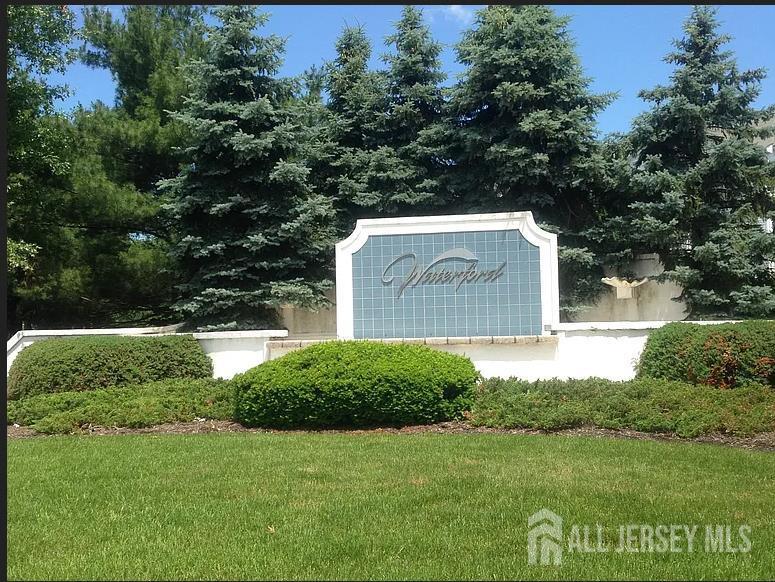 816 Waterford Dr in Edison, NJ - Building Photo