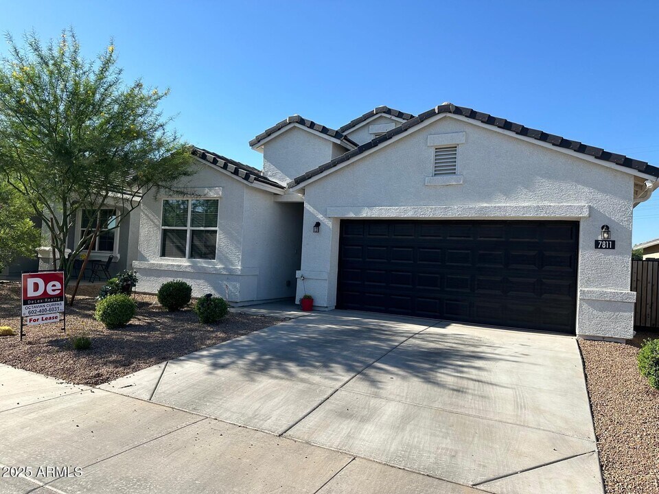 7811 West Riverside Avenue in Phoenix, AZ - Building Photo