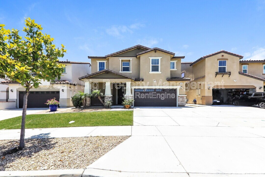 17007 Raven St in Fontana, CA - Building Photo