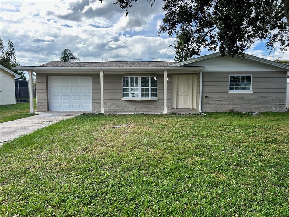 3341 Wiltshire Dr in Holiday, FL - Building Photo