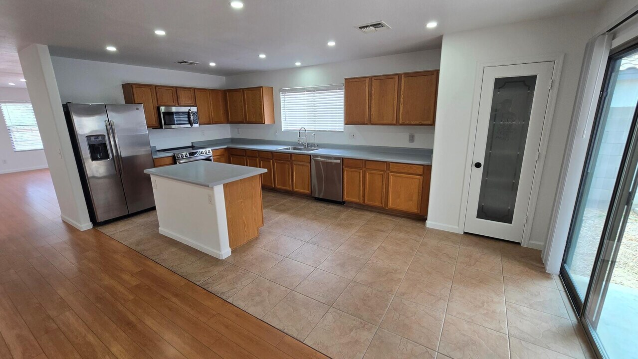 15537 W Gelding Dr in Surprise, AZ - Building Photo