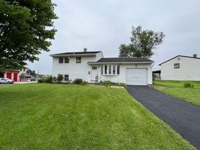 2945 Windsor Dr in Bensalem, PA - Building Photo - Building Photo