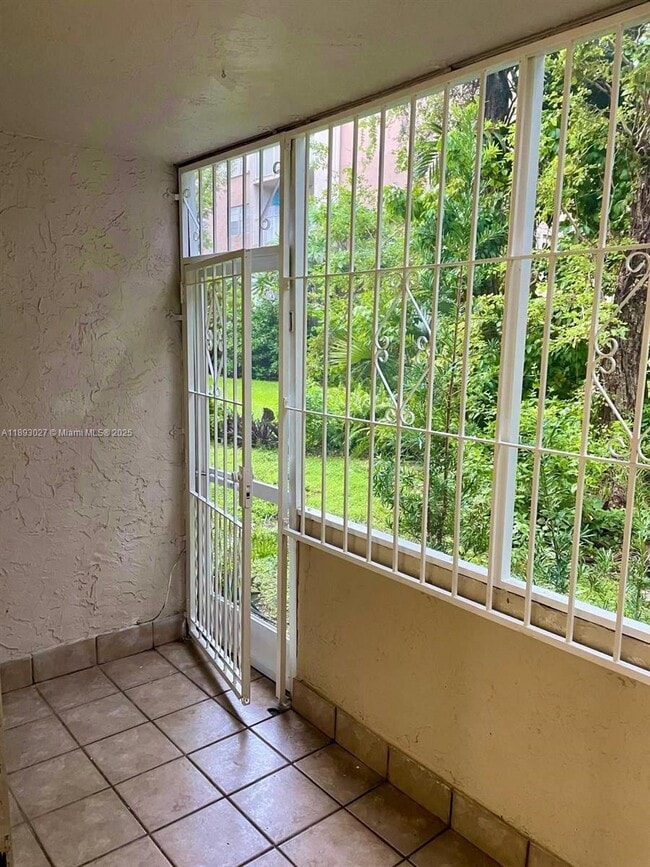 8501 NW 8th St in Miami, FL - Building Photo - Building Photo