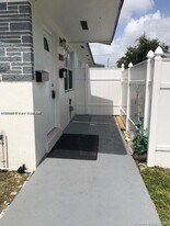 904 SW 7th Terrace in Hallandale Beach, FL - Building Photo