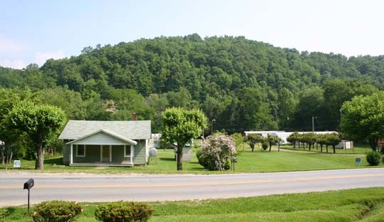 908 Old Balsam Rd in Waynesville, NC - Building Photo