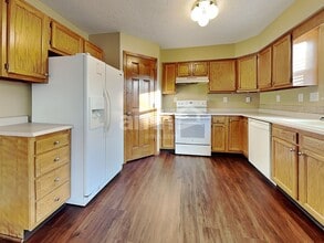 7036 Maple Crest Ct in Hamilton, OH - Foto de edificio - Building Photo