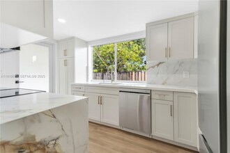 6499 SW 39th St in Miami, FL - Foto de edificio - Building Photo