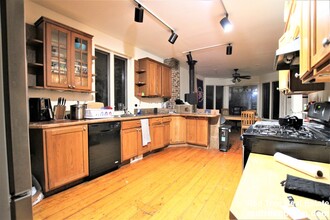 53 Lawn St, Unit 2 in Boston, MA - Foto de edificio - Building Photo