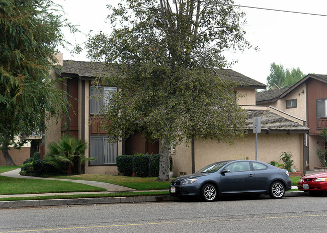 555 S Parker St in Orange, CA - Foto de edificio - Building Photo