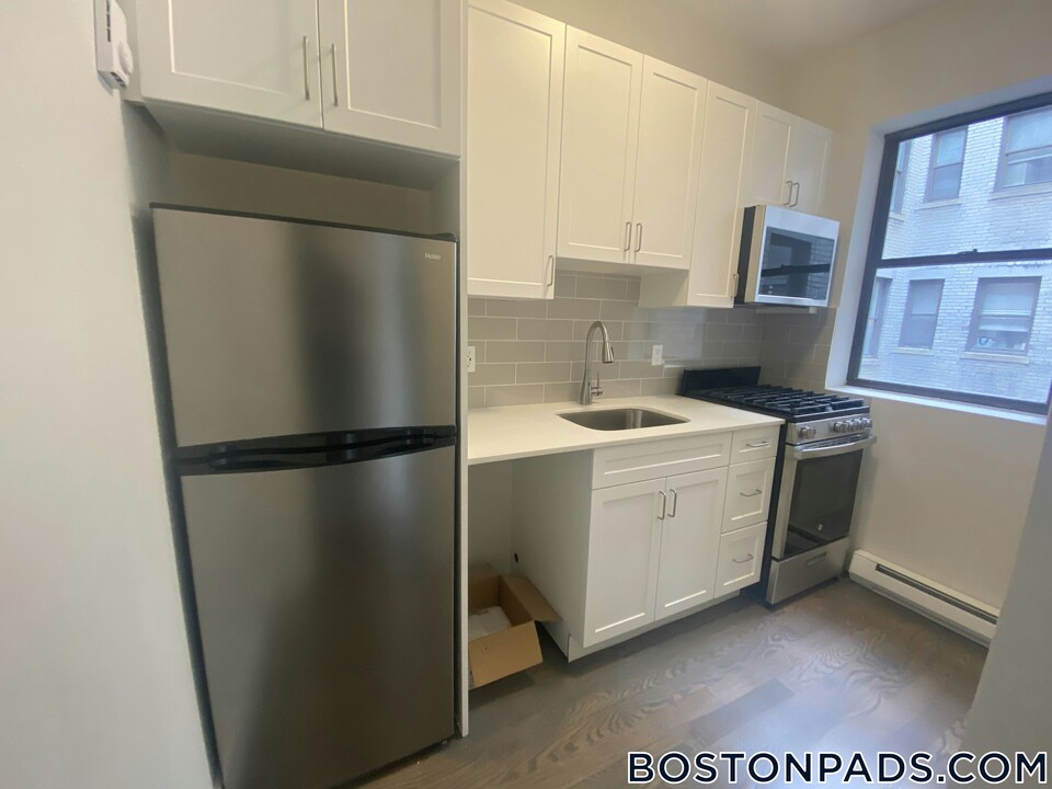77 Park Dr in Boston, MA - Building Photo