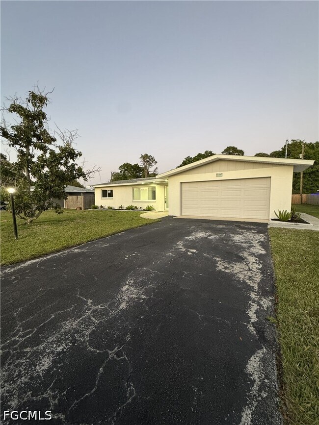 1201 Betmar Blvd in North Fort Myers, FL - Building Photo - Building Photo