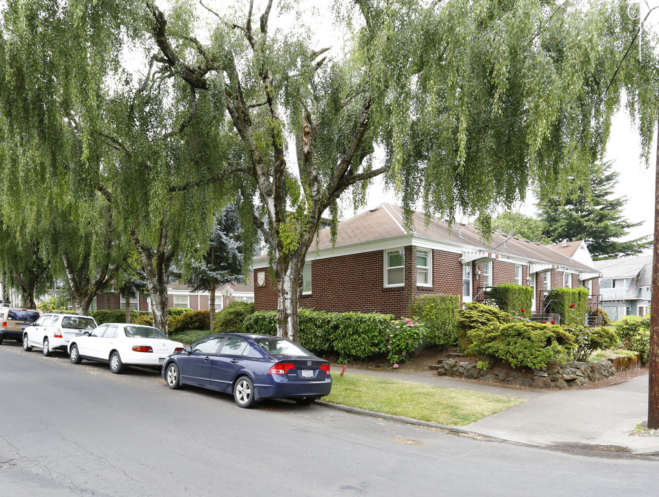 1407 SE 27th Ave in Portland, OR - Building Photo