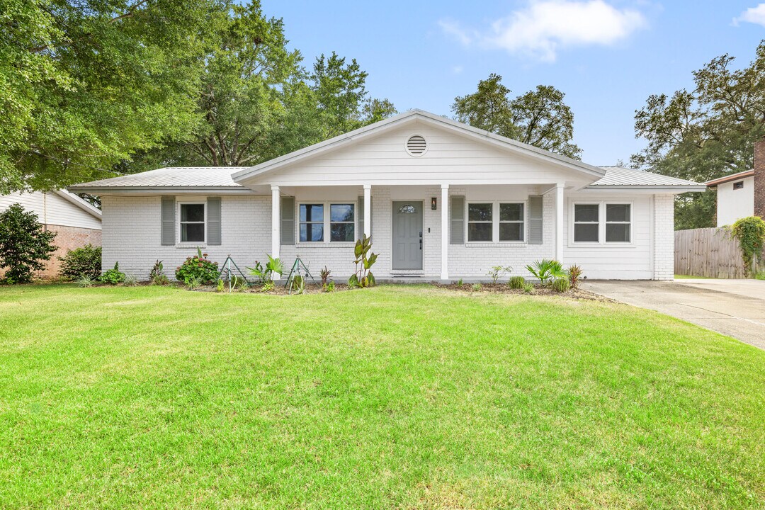 122 Dyer St in Niceville, FL - Building Photo