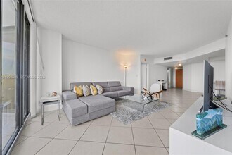 3598 Yacht Club Dr in Aventura, FL - Building Photo - Building Photo