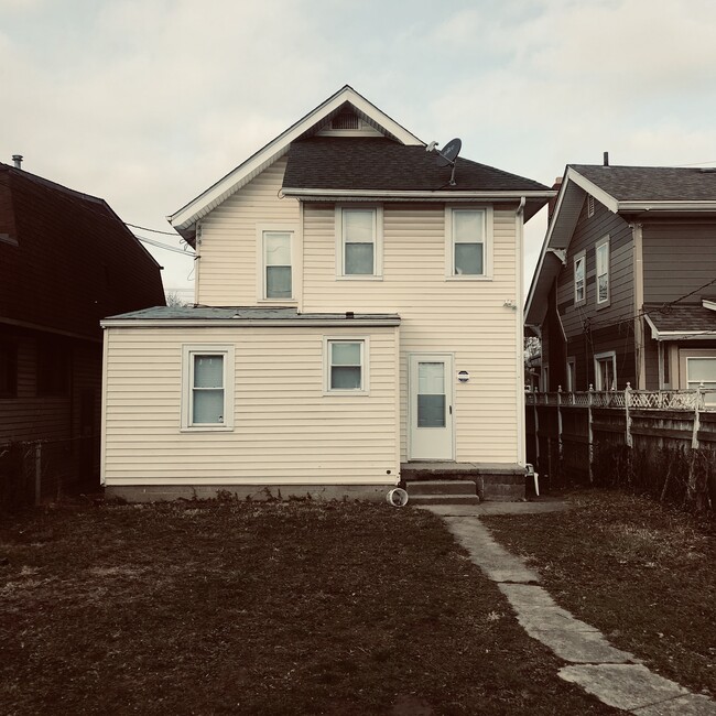 2067 Sullivant Ave in Columbus, OH - Building Photo - Building Photo