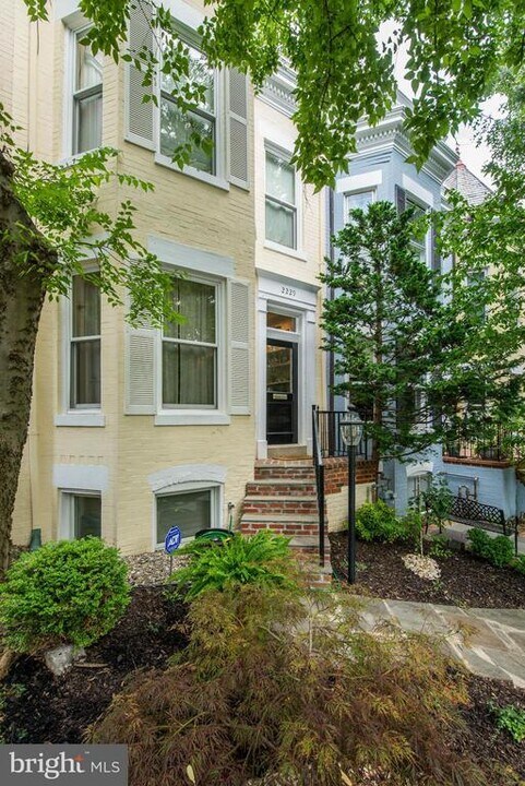 2229 Hall Pl NW in Washington, DC - Building Photo