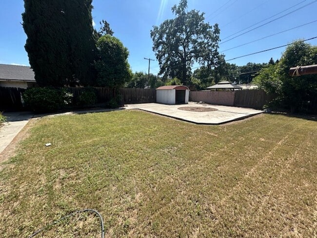 201 N Bollinger St in Visalia, CA - Building Photo - Building Photo
