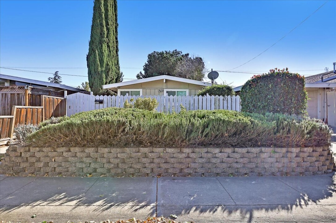 18930 Newsom Ave in Cupertino, CA - Building Photo