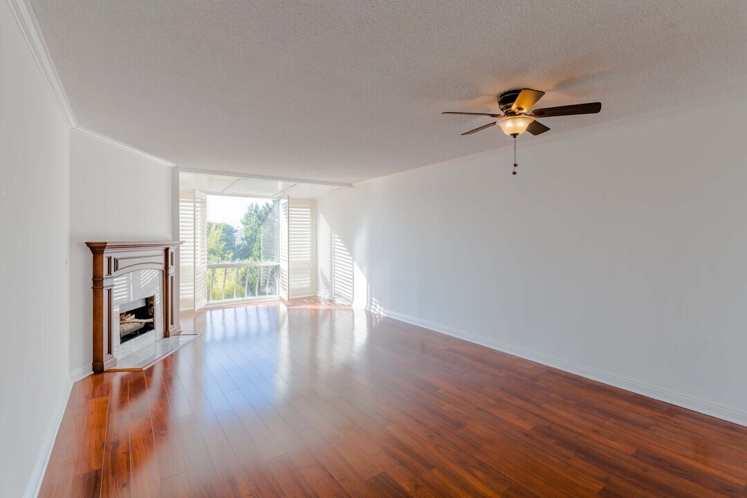 12830 Burbank Blvd, Unit 207 in Valley Village, CA - Foto de edificio