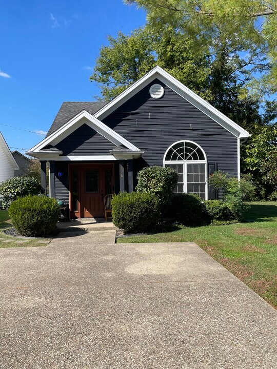 601 Colonial Ct, Unit E in La Grange, KY - Building Photo
