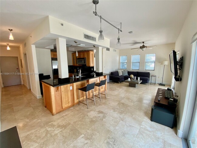 1040 10th St, Unit 204 in Miami Beach, FL - Building Photo - Building Photo