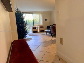 8065 SW 107th Ave in Miami, FL - Building Photo - Building Photo