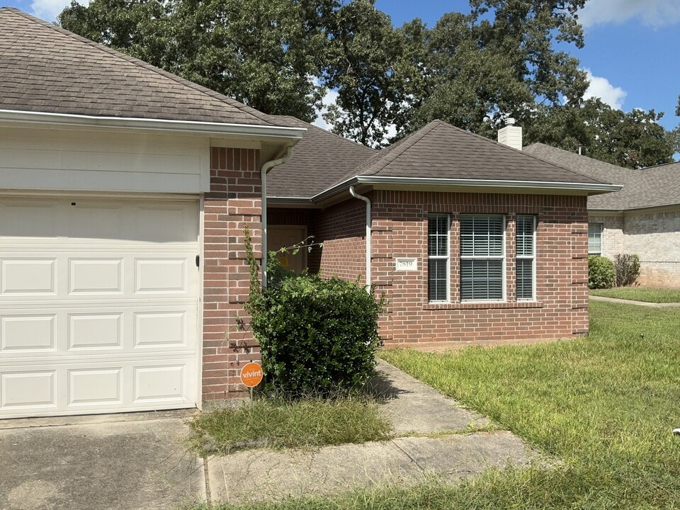 7819 Niki's Crossing in Conroe, TX - Building Photo